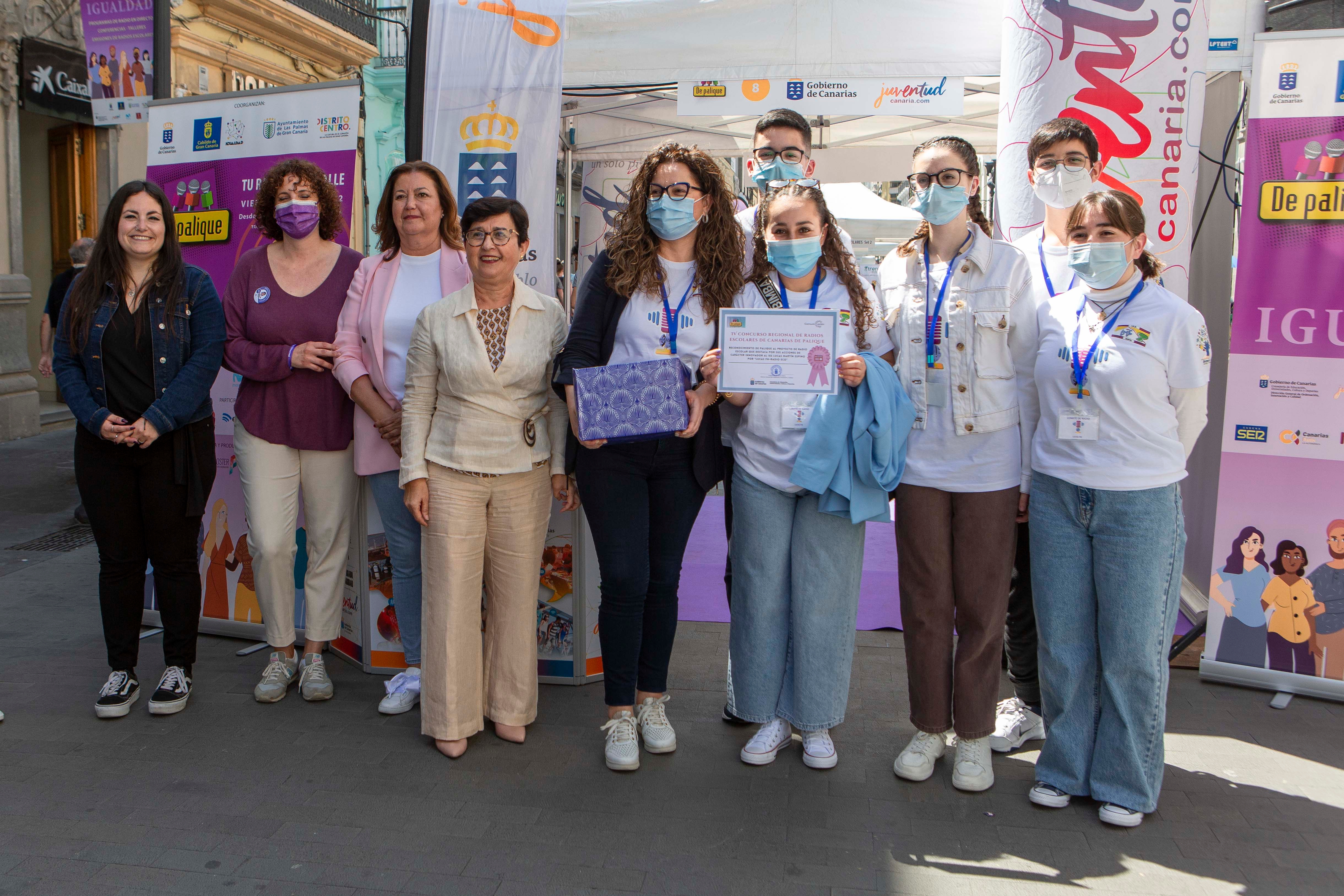 Triana se viste con la alfombra violeta de la Igualdad